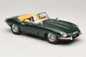 Jaguar E-Type Cabriolet Verde Bburago 1:18 3026 Metal - imagem 6 de 8