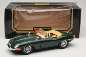 Jaguar E-Type Cabriolet Verde Bburago 1:18 3026 Metal - imagem 8 de 8