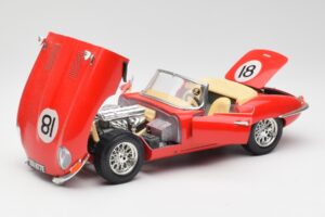 Jaguar E-Type Cabriolet Vermelho Bburago 1:18 3016 Metal - imagem 2 de 8