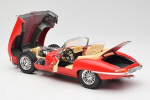 Jaguar E-Type Cabriolet Vermelho Bburago 1:18 3016 Metal - imagem 5 de 8