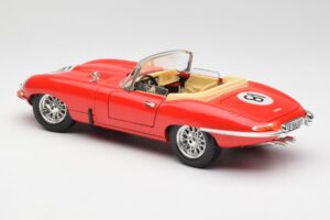 Jaguar E-Type Cabriolet Vermelho Bburago 1:18 3016 Metal - imagem 7 de 8