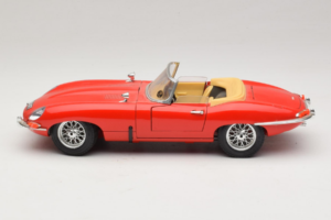 Jaguar E-Type Series 1 Cabriolet Vermelho Bburago 1:18 3038 Metal - imagem 4 de 8