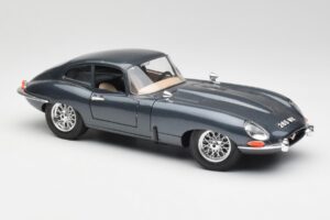 Jaguar E-Type Cinzento Bburago 1:18 30018 Metal - imagem 6 de 8