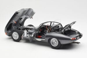 Jaguar E-Type Series 1 Coupe Lightweight Cinzento Escuro AUTOart 1:18 73647 Metal - imagem 5 de 8