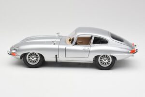 Jaguar E-Type Series 1 Prata Bburago 1:18 3018-M2 Metal - imagem 4 de 8