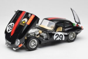 Jaguar E-Type #29 Preto Bburago 1:18 3018-M4 Metal - imagem 2 de 8