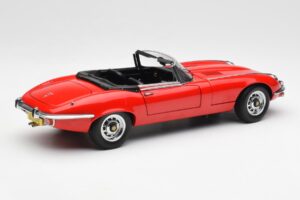 Jaguar E-Type Roadster Series III V12 Vermelho AUTOart 1:18 73523 Metal - imagem 3 de 8