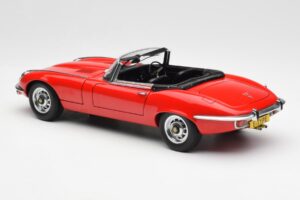 Jaguar E-Type Roadster Series III V12 Vermelho AUTOart 1:18 73523 Metal - imagem 7 de 8