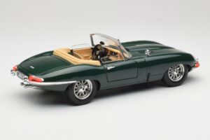 Jaguar E-Type Series 1 Roadster Verde Bburago 1:18 3018-M5 Metal - imagem 3 de 8