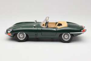Jaguar E-Type Series 1 Roadster Verde Bburago 1:18 3018-M5 Metal - imagem 4 de 8