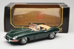 Jaguar E-Type Series 1 Roadster Verde Bburago 1:18 3018-M5 Metal - imagem 8 de 8