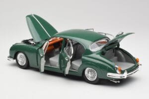 Jaguar Mark II British Racing Verde & Interior Azul Maisto 1:18 59001 Metal - imagem 5 de 8