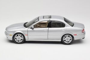 Jaguar X-Type Prata Maisto 1:18 7271328 Metal - imagem 4 de 8