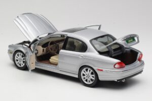 Jaguar X-Type Prata Maisto 1:18 7271328 Metal - imagem 5 de 8