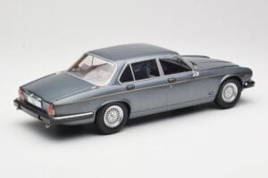 Jaguar XJ Series III Metallic Grey MCG 1:18 MCG18177 Metal - imagem 2 de 6