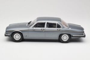 Jaguar XJ Series III Metallic Grey MCG 1:18 MCG18177 Metal - imagem 3 de 6
