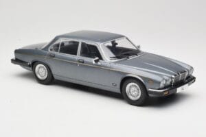 Jaguar XJ Series III Metallic Grey MCG 1:18 MCG18177 Metal - imagem 4 de 6