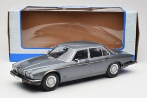 Jaguar XJ Series III Metallic Grey MCG 1:18 MCG18177 Metal - imagem 6 de 6