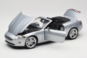 Jaguar XK X150 Cabriolet Prateado Minichamps 1:18 153130533 Metal - imagem 2 de 8