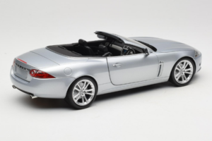 Jaguar XK X150 Cabriolet Prateado Minichamps 1:18 153130533 Metal - imagem 3 de 8