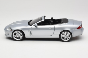 Jaguar XK X150 Cabriolet Prateado Minichamps 1:18 153130533 Metal - imagem 4 de 8