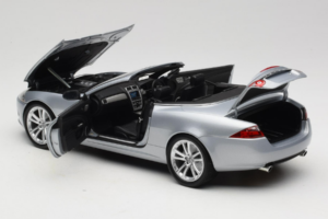 Jaguar XK X150 Cabriolet Prateado Minichamps 1:18 153130533 Metal - imagem 5 de 8