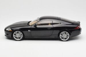 Jaguar XK-R X150 Midnight Preto AUTOart 1:18 73632 Metal - imagem 4 de 8