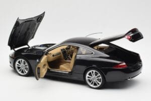 Jaguar XK-R X150 Midnight Preto AUTOart 1:18 73632 Metal - imagem 5 de 8