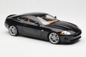 Jaguar XK-R X150 Midnight Preto AUTOart 1:18 73632 Metal - imagem 6 de 8