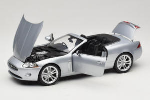 Jaguar XK X150 Cabriolet Prata Minichamps 1:18 150130531 Metal - imagem 2 de 8