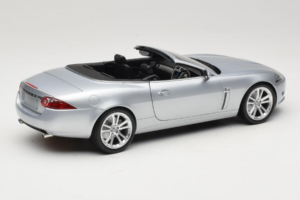 Jaguar XK X150 Cabriolet Prata Minichamps 1:18 150130531 Metal - imagem 3 de 8