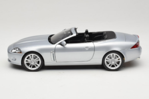 Jaguar XK X150 Cabriolet Prata Minichamps 1:18 150130531 Metal - imagem 4 de 8
