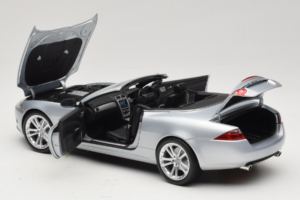 Jaguar XK X150 Cabriolet Prata Minichamps 1:18 150130531 Metal - imagem 5 de 8