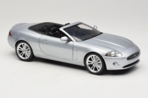 Jaguar XK X150 Cabriolet Prata Minichamps 1:18 150130531 Metal - imagem 6 de 8