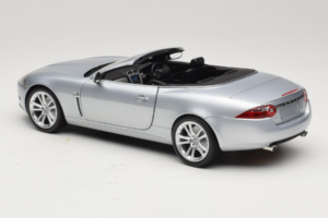 Jaguar XK X150 Cabriolet Prata Minichamps 1:18 150130531 Metal - imagem 7 de 8