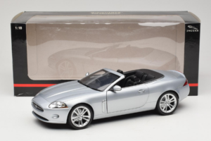 Jaguar XK X150 Cabriolet Prata Minichamps 1:18 150130531 Metal - imagem 8 de 8