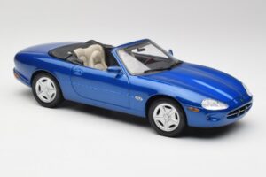 Jaguar XK8 X100 Cabriolet Azure Azul Maisto 1:18 50286 Metal - imagem 6 de 8