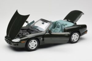 Jaguar XK8 X100 Cabriolet British Racing Verde Maisto 1:18 50285 Metal - imagem 2 de 8