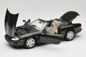 Jaguar XK8 Green Metallic Cinzento Claro Interior Maisto 1:18 31836 Metal - imagem 2 de 8