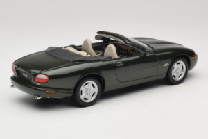 Jaguar XK8 Green Metallic Cinzento Claro Interior Maisto 1:18 31836 Metal - imagem 3 de 8