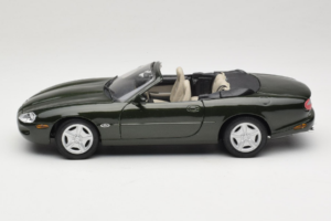 Jaguar XK8 Green Metallic Cinzento Claro Interior Maisto 1:18 31836 Metal - imagem 4 de 8