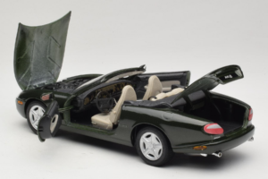 Jaguar XK8 Green Metallic Cinzento Claro Interior Maisto 1:18 31836 Metal - imagem 5 de 8