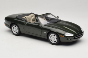 Jaguar XK8 Green Metallic Cinzento Claro Interior Maisto 1:18 31836 Metal - imagem 6 de 8