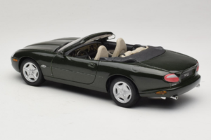 Jaguar XK8 Green Metallic Cinzento Claro Interior Maisto 1:18 31836 Metal - imagem 7 de 8