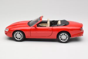 Jaguar XKR X100 Vermelho Maisto 1:18 50330 Metal - imagem 4 de 8