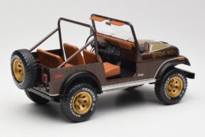 Jeep CJ-7 Golden Eagle Verde MCG 1:18 MCG18109 Metal - imagem 2 de 6