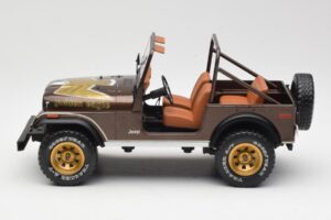 Jeep CJ-7 Golden Eagle Verde MCG 1:18 MCG18109 Metal - imagem 3 de 6