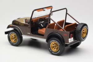 Jeep CJ-7 Golden Eagle Verde MCG 1:18 MCG18109 Metal - imagem 5 de 6