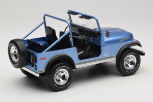 Jeep CJ-7 Laredo Azul MCG 1:18 MCG18553 Metal - imagem 2 de 6