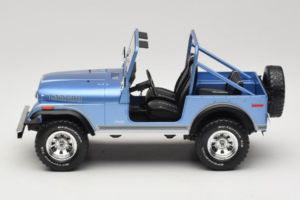 Jeep CJ-7 Laredo Azul MCG 1:18 MCG18553 Metal - imagem 3 de 6